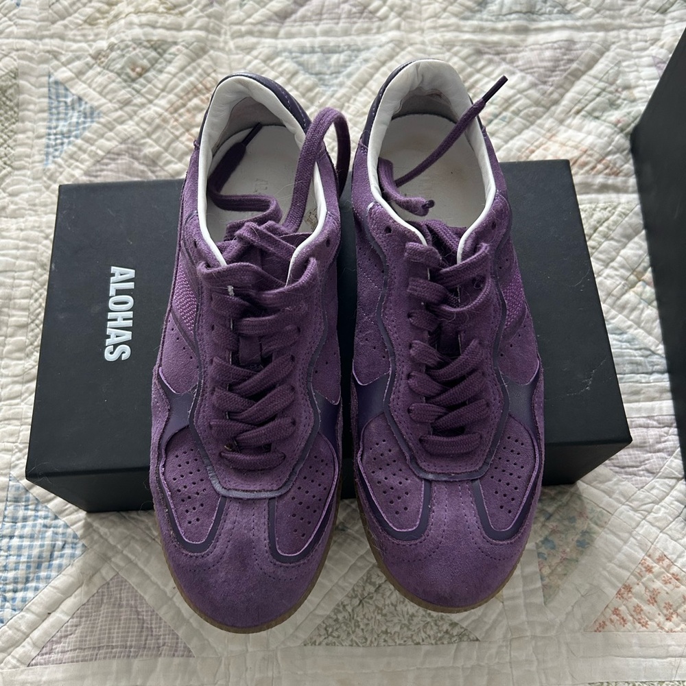 Alohas Sneakers—size 8 women’s